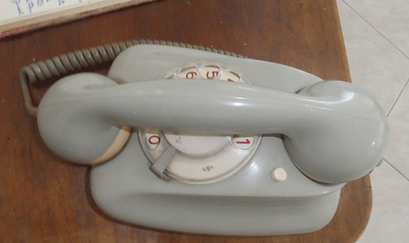 Telefone e furador de papéis