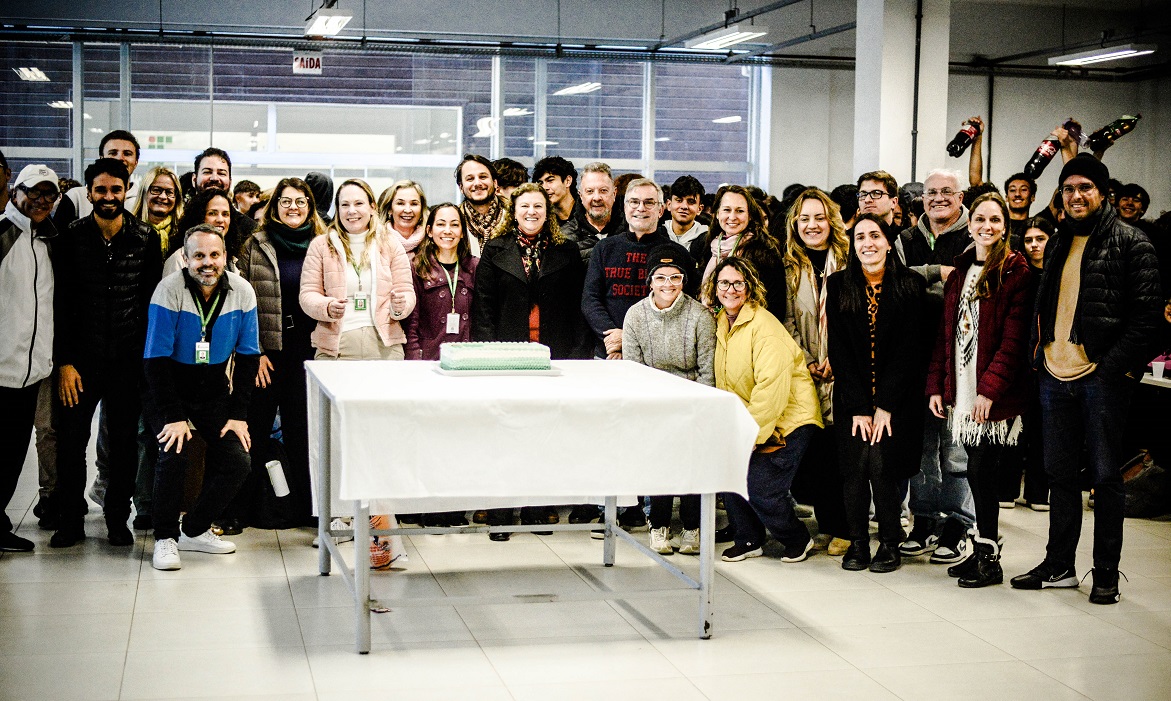 Servidores e alunos comemoram o aniversário do Câmpus Garopaba com bolo
